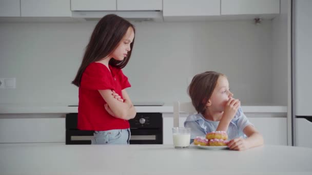 Two Little Girls Kitchen Girl Eating Donuts Looking Out Window — Vídeo de Stock