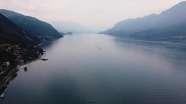 Garda Gölü kıyısında. Bardolino 'nun havadan görünüşü, Garda Gölü, İtalya. Şehrin yakınında göl ve gökyüzüne karşı dağlar. Lago di Garda, İtalya: Garda Gölü 'nün en büyük havadan görünüşü. - Evet. Yüksek