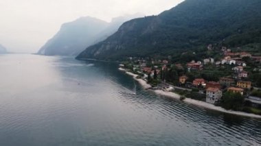Garda Gölü kıyısında. Hava manzaralı, Garda Gölü, İtalya. Şehrin yakınında göl ve gökyüzüne karşı dağlar. Lago di Garda, İtalya: Garda Gölü 'nün en büyük havadan görünüşü. - Evet. Yüksek kalite 4k