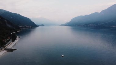 Garda Gölü kıyısında. Hava manzaralı, Garda Gölü, İtalya. Şehrin yakınında göl ve gökyüzüne karşı dağlar. Lago di Garda, İtalya: Garda Gölü 'nün en büyük havadan görünüşü. - Evet. Yüksek kalite 4k
