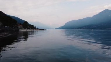 Arkasında dağ olan büyük bir su kütlesi. Yüksek kaliteli görüntüler