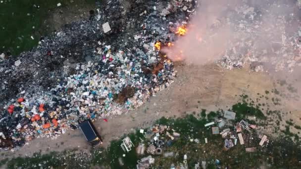 Hořící Odpadky Chrlící Kouř Odhalený Dronem Svislé Letecké Panence Vysoce — Stock video