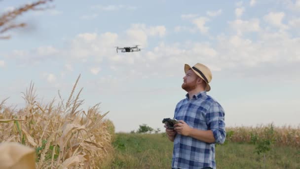 Vue Arrière Homme Agriculteur Debout Dans Champ Contrôlant Drone Volant — Video