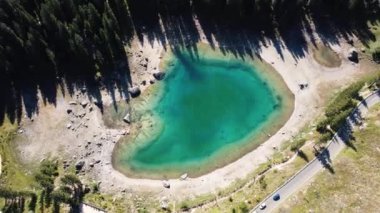 İtalyan Alpleri 'nde Carezza Karersee Gölü, Dolomitler, Güney Tyrol, İtalya - Hava Aracı Reveal Pan Up. Yüksek kalite 4k görüntü