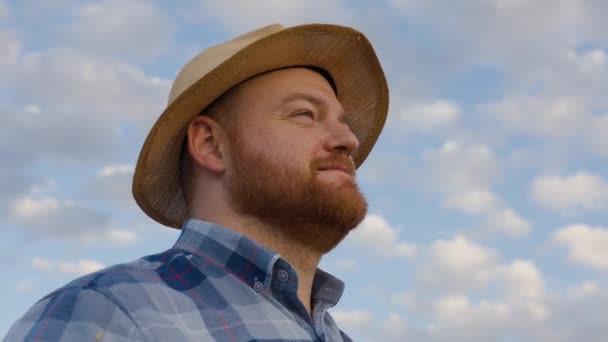 Şapkalı Genç Adamın Ciddi Bir Yüzle Düşünmesi Gökyüzüne Bakması Bir — Stok video