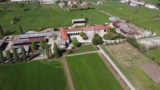 Luftaufnahme Eines Italienischen Bauernhauses Mit Tieren Die Umgeben Von Feldern — Stockvideo
