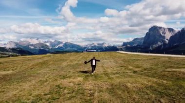 Alpe di Suisi, Dolomitler mutlu bir adam dağlarda koşar şapkasını mutlulukla fırlatır, sevinç ve özgürlük içinde kollarını kaldırır. Yüksek kalite 4k görüntü