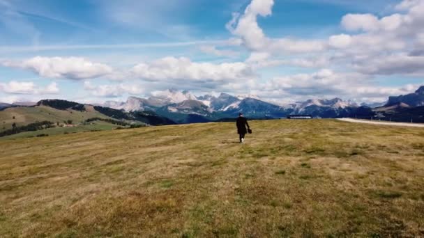 Alpe Suisi Dolomiti Uomo Felice Corre Sul Campo Montagna Lanciando — Video Stock