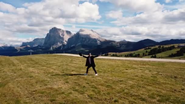 Alpe Suisi Dolomitas Hombre Feliz Corre Campo Montaña Arrojando Sombrero — Vídeo de stock