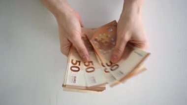 Avro banknotları Avrupa ekonomisinin değerini sayarken kadınların ellerini kapatın. Avro döviz kuru. Nakit hesaplama. İş kadınları euro banknotlarını sayıyor. Yüksek kalite 4k görüntü