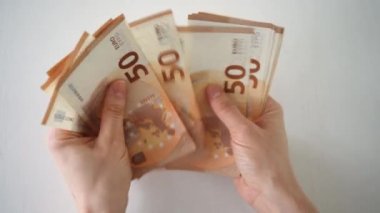 Avro banknotları Avrupa ekonomisinin değerini sayarken kadınların ellerini kapatın. Avro döviz kuru. Nakit hesaplama. İş kadınları euro banknotlarını sayıyor. Yüksek kalite 4k görüntü