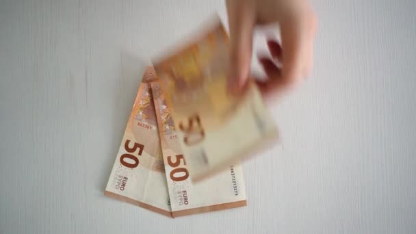50ユーロの銀行券はテーブルの上にあります 男は金を数える 極端なクローズアップ 高品質4K映像 — ストック動画