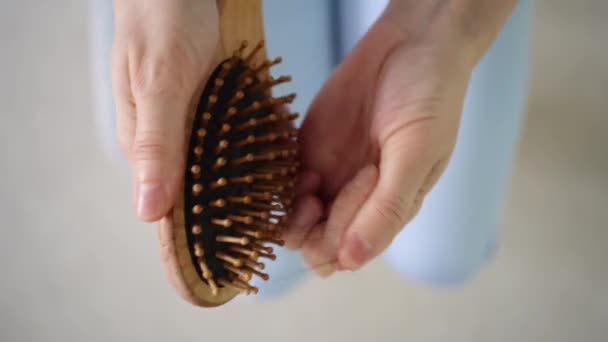 Kadın Elleri Saç Fırçasını Temizler Bir Sürü Düşmüş Saç Saç — Stok video