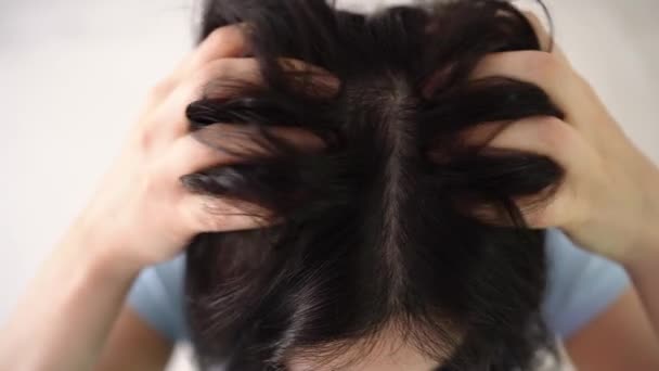 Blisko Kobiety Mocno Drapie Się Głowie Rękami Ciemne Włosy Łupieżem — Wideo stockowe