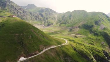 Dağ geçidinden geçen yol. Dağlara giden yol. Dağ yolu. - Evet. Yüksek kalite 4k görüntü
