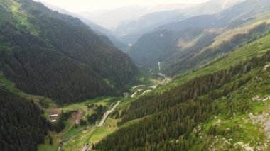 Transfagarasan asfaltlı dağ yolu Romanya 'nın Karpat Dağları' nın güney kesiminden geçiyor. Yüksek kalite 4k görüntü
