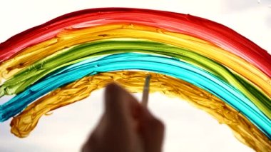 Evde tek başına gökkuşağını çizen bir kız. Yüksek kalite 4k görüntü