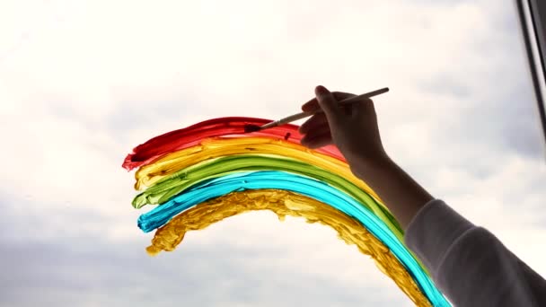 Ragazza Che Dipinge Arcobaleno Sulla Finestra Durante Quarantena Casa Filmati — Video Stock