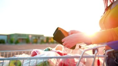 Kadın eli boş cüzdanı aç. Cüzdanında para yok. Finansal iş kavramı. Yüksek kalite 4k görüntü