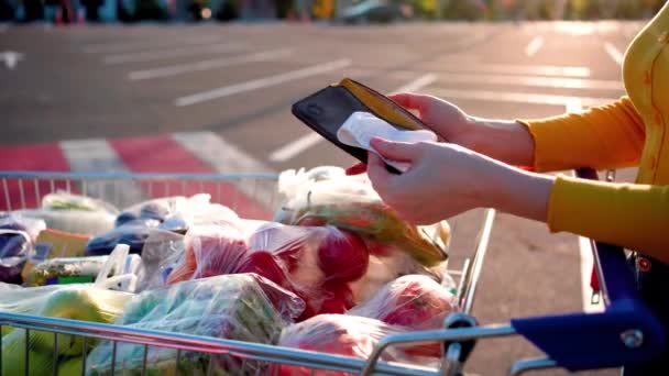 Женщина Проверяет Бумажный Чек После Покупки Продуктов Торговом Центре Проверяя — стоковое видео