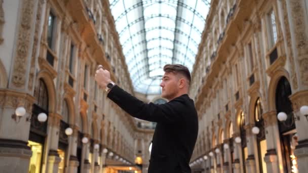 手持追踪镜头拍摄男性游客转来转去 拍摄装饰历史建筑的玻璃天花板 高质量的4K镜头 — 图库视频影像
