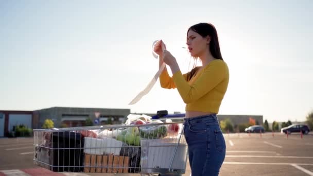 Kadın Gıda Fiyatlarındaki Artıştan Hipermarkette Para Harcamaktan Sonra Kağıt Kontrolü — Stok video