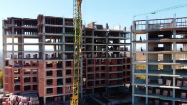 Yeni Yapılanma Geliştirme Alanında Hava Uçuşu. Şehir İnşaat Alanı, Hava Manzarası. Yüksek vinç inşaat alanında çalışıyor. Turna ve inşaat alanı. - Evet. Yüksek kalite 4k görüntü