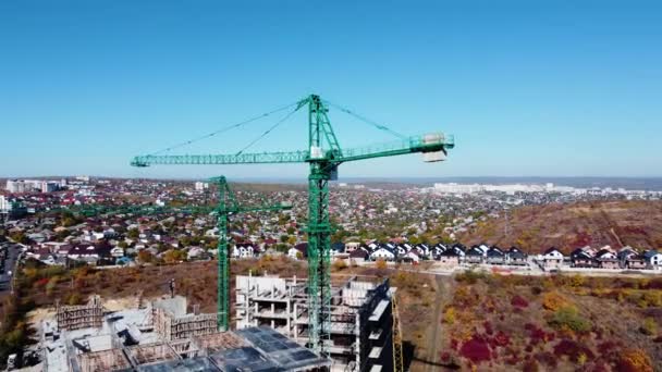Yüksek Vinç Inşaat Sahasında Çalışıyor Şehir Nşaat Alanı Hava Manzarası — Stok video