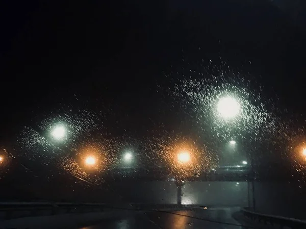 雨の中で夜の旅 橋の横に美しい提灯 — ストック写真