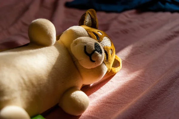 침대에 장난감 — 스톡 사진