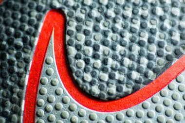 Kırmızı çizgili bir basketbol topunu kaplamak