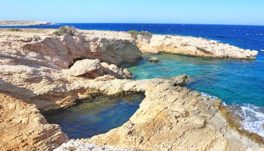 Yunanistan 'ın Ano Koufonisi adasındaki kayaların içindeki doğal havuz manzarası