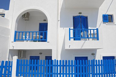 Yunanistan 'ın Ano Koufonisi adasında mavi detaylı geleneksel beyaz evler