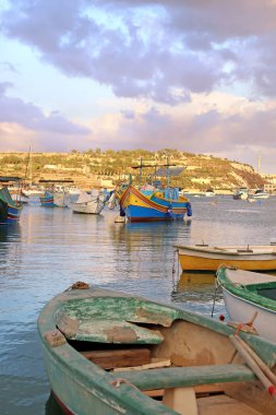 Marsaxlokk köyünde geleneksel renkli balıkçı tekneleri Malta