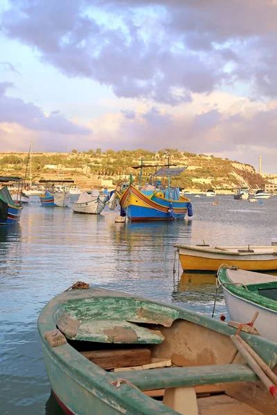 Marsaxlokk Köyünde Geleneksel Renkli Balıkçı Tekneleri Malta — Stok fotoğraf