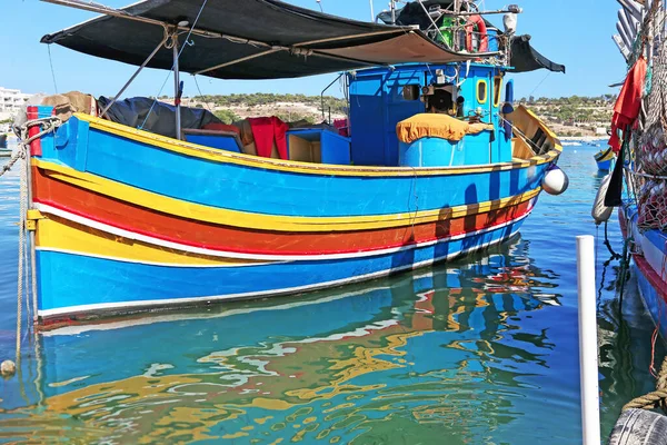 Reflejo Colorido Barco Marsaxlokk Pueblo Malta — Foto de Stock