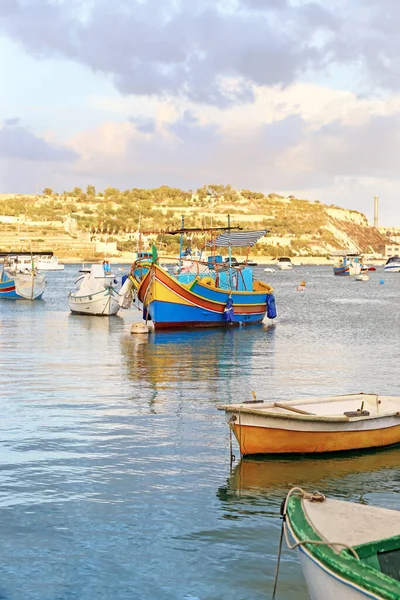 Традиционные Красочные Рыбацкие Лодки Деревне Марсашлокк Мальта — стоковое фото