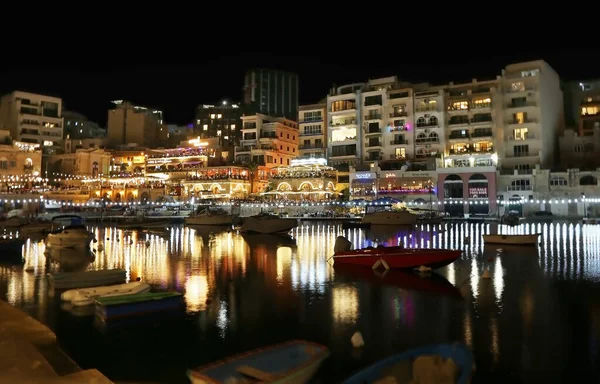 Saint Julian Malta Agosto 2022 Cenário Noturno Spinola Bay Cidade — Fotografia de Stock