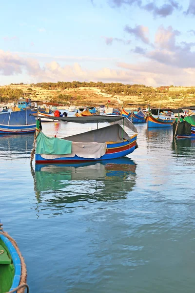 Marsaxlokk Köyünde Renkli Balıkçı Tekneleri — Stok fotoğraf