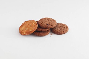 Beyaz arka plan üzerinde izole Çikolatalı Bisküvi