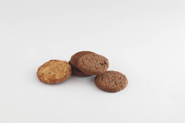 Beyaz arka plan üzerinde izole Çikolatalı Bisküvi