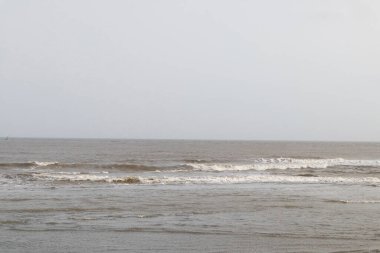 Ghoghla Sahili, ana kasaba Diu 'ya yaklaşık 5 km uzaklıktaki Ghoghla köyünde yer almaktadır. Bu plaj popüler bir turistik yerdir. Gujarat 'ın en güzel plajlarından biri.