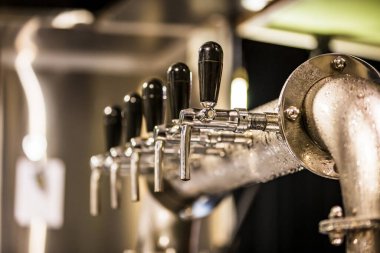 Musluklar soğuk, bira doldurmaya hazır.