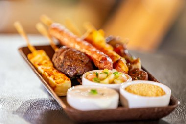 Şiş üzerindeki et ateşte kızardı. Brezilya 'da çok popüler yemek..