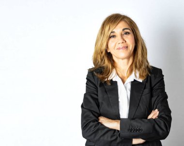 Beyaz arkaplanda kendine güvenen olgun bir direktif