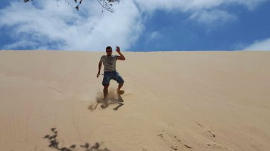 Punta Paloma, Cadiz 'de koşan, zıplayan ve eğlenen bir adam..