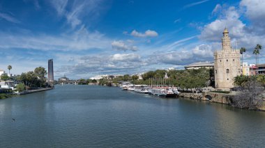 Öğlen Guadalquivir Skyline bulutları ile panoramik manzara, Torre del Oro (Altın Kule).