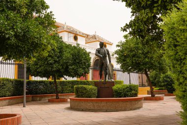 Seville, İspanya, 11 Temmuz 2021: Sevilla 'daki Maestranza boğa güreşçisi Curro Romero' nun heykeli.
