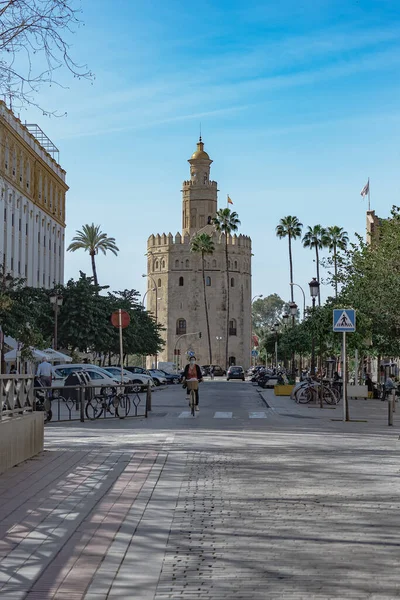 Siviglia, 11 luglio 2021: Scatto verticale, della Torre del Oro, prospettiva dalla Puerta de Jerez di Siviglia. — Foto Stock