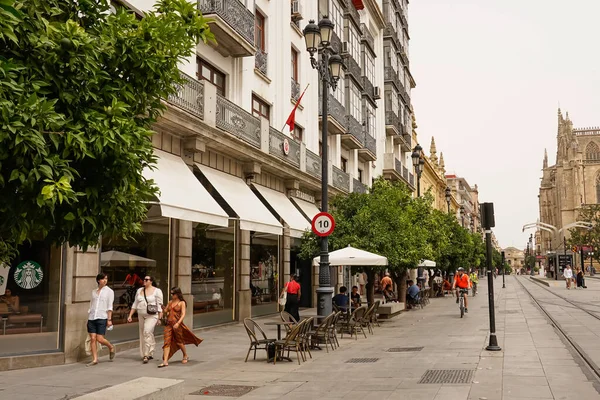 Seville, İspanya, 11 Temmuz 2021: Starbucks cephesinde gezinen turistler